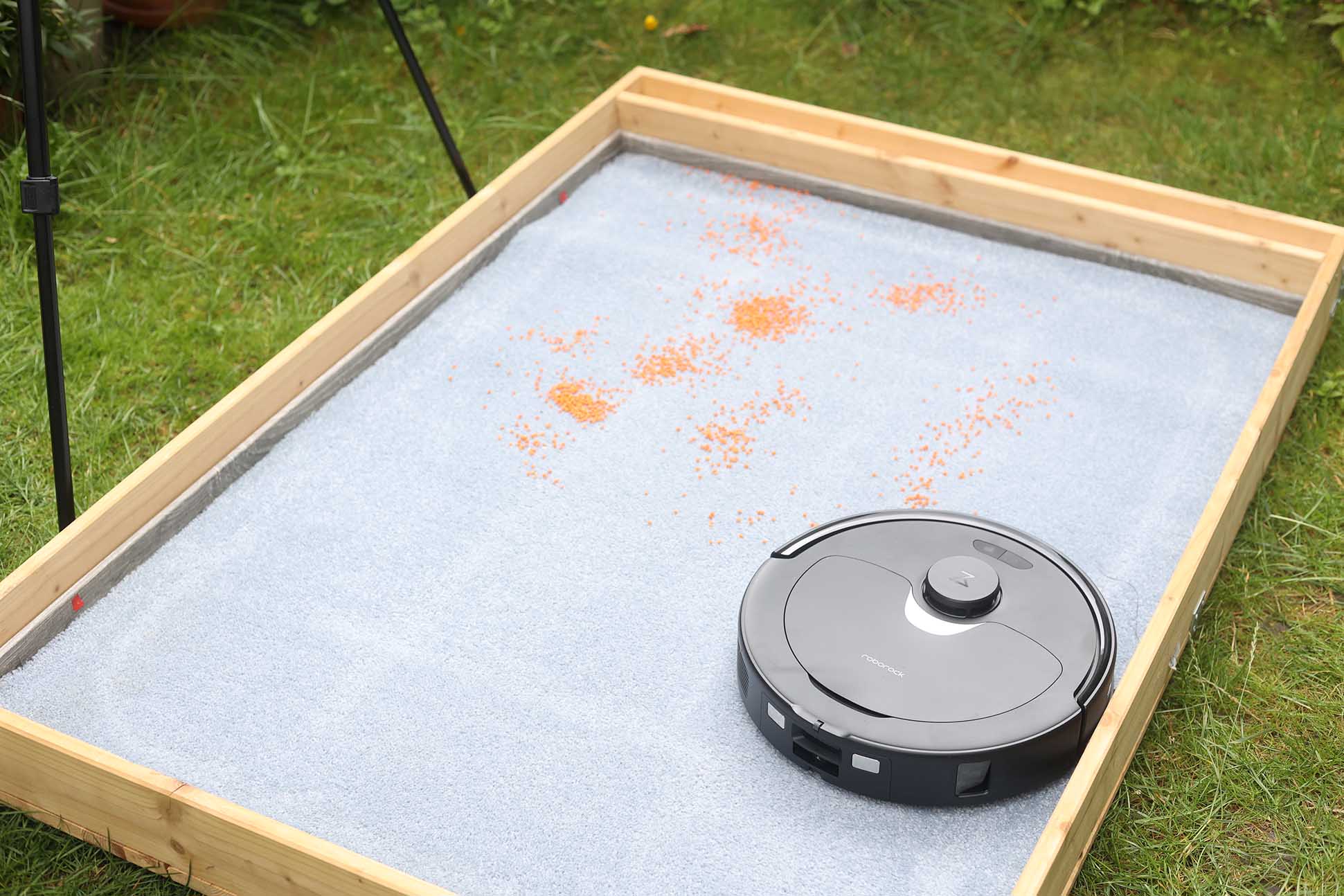 Roborock Q Revo проходит испытания на сухую уборку с чечевицей на ковре с высоким ворсом.